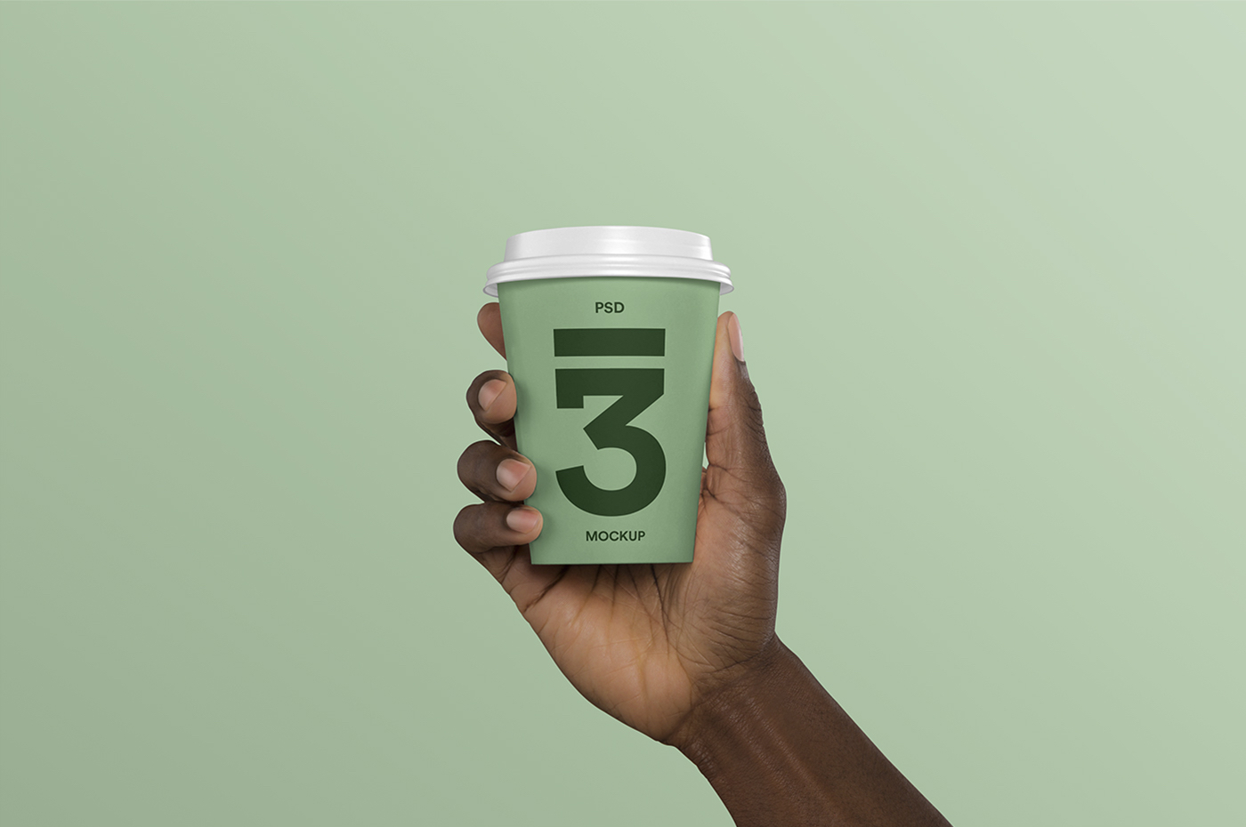 设计模型的手握咖啡杯在绿色背景