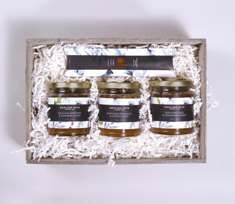 蜂蜜包装设计的例子显示在一个盒子里