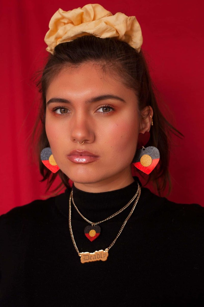 原住民的骄傲闪光耳环和配件由Haus of Dizzy。