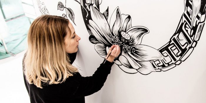 女人的手在墙上画一朵花
